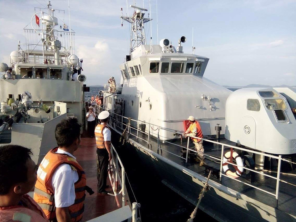 “Danh hiệu đó” phải thuộc về các tàu chiến 251 và 253 hiện được biên chế trong đội hình Lữ đoàn 127, vùng 5 Hải quân. Trong ảnh, tàu 251 cập mạn tàu chiến Campuchia trong hoạt động tuần tra chung. Ảnh: Báo Hải quân