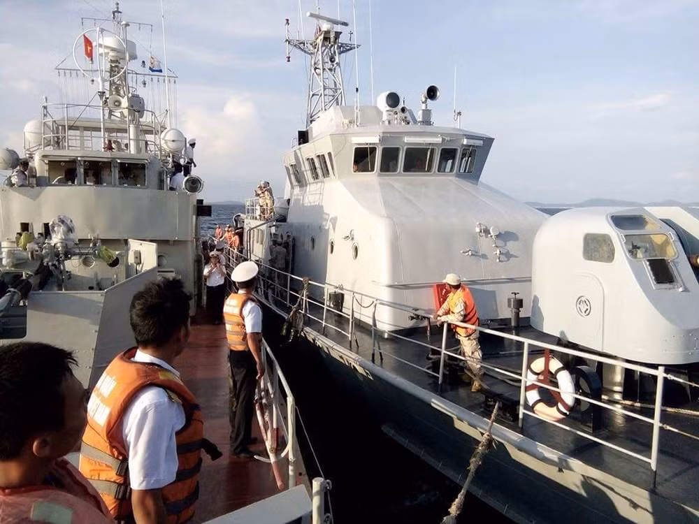 “Danh hiệu đó” phải thuộc về các tàu chiến 251 và 253 hiện được biên chế trong đội hình Lữ đoàn 127, vùng 5 Hải quân. Trong ảnh, tàu 251 cập mạn tàu chiến Campuchia trong hoạt động tuần tra chung. Ảnh: Báo Hải quân