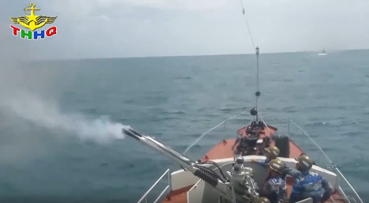 Nếu đúng là kiểu pháo này thì nó có tốc độ bắn khoảng 160-170 phát/phút tùy tốc độ nạp đạn, tầm bắn mục tiêu mặt nước 9.500m (hiệu quả chỉ ở mức 4.000m), tầm bắn mục tiêu đường không là 6.700m (hiệu quả chỉ ở mức 3.000m). Trong ảnh, pháo 37mm 2 nòng trên tàu 251 khai hỏa bắn bia bay M96 trong một cuộc diễn tập phòng không trên biển. Ảnh: Truyền hình Hải quân