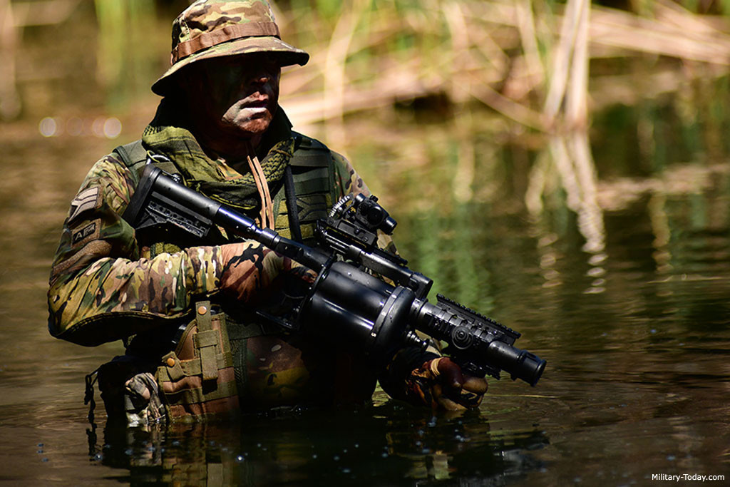 Về cơ chế bắn, một xi lanh được gắn vào dùng để cố định ổ đạn không bị lực kéo lò xo làm quay khi không cần thiết, khi bắn áp lực khí từ viên đạn sẽ mở khóa xi lanh và lò xo sẽ làm quay ổ đạn để nạp viên đạn mới và nó sẽ thực hiện liên tục như thế cho đến khi hết đạn. Báng súng của MGL có thể có thể gấp lại để tiết kiệm không gian khi di chuyển. Nguồn ảnh: Military-Today