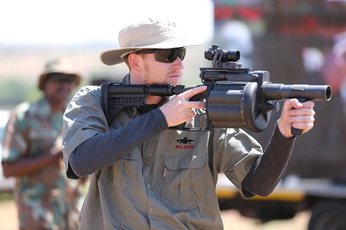 Hệ thống ngắm này giúp cho xạ thủ có thể ngắm mục tiêu bằng cả hai mắt với một mắt nhìn vào hệ thống và một mắt nhìn mục tiêu ở bên ngoài giúp cho việc xác định mục tiêu dễ dàng hơn mà không bị thị sai ảnh hưởng nhiều đến độ chính xác. Nguồn ảnh: Military-Today