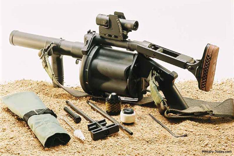 MGL có trọng lượng 5,3 kg, chiều dài 778/565 mm khi mở/gấp báng, với nòng dài 300 mm. Toàn bộ các chi tiết của súng được làm bằng thép. Nguồn ảnh: Military-Today