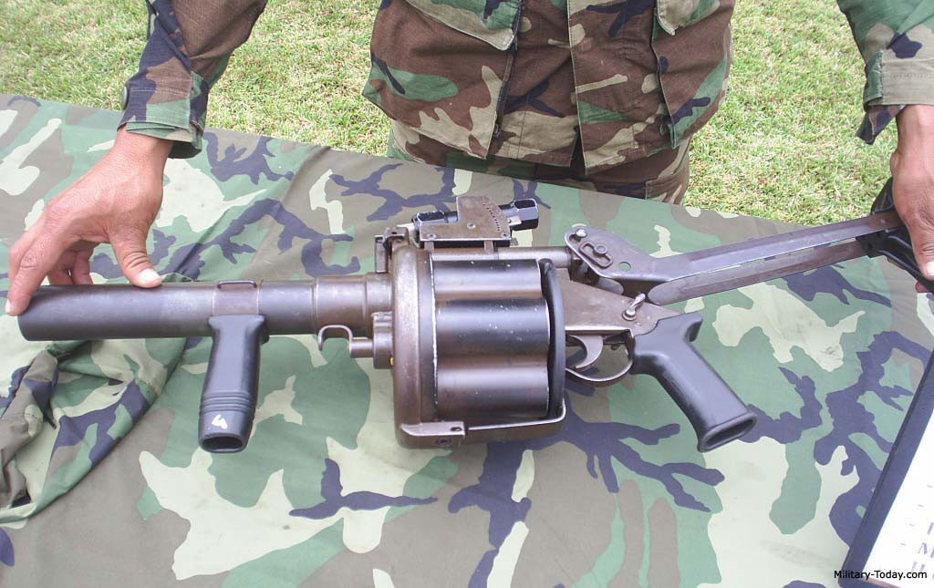 Về “gốc gác” MGL-VN1, khẩu súng này được cho là phát triển trên cơ sở tham khẩu súng phóng lựu Milkor MGL cỡ 40mm do công ty Milkor của Nam Phi phát triển và đưa vào sử dụng từ năm 1983. Khẩu súng này được đánh giá là một vũ khí hiệu quả, chẳng thế mà nó đã được xuất khẩu tới hơn 50 quốc gia trên thế giới. Nguồn ảnh: Military-Today