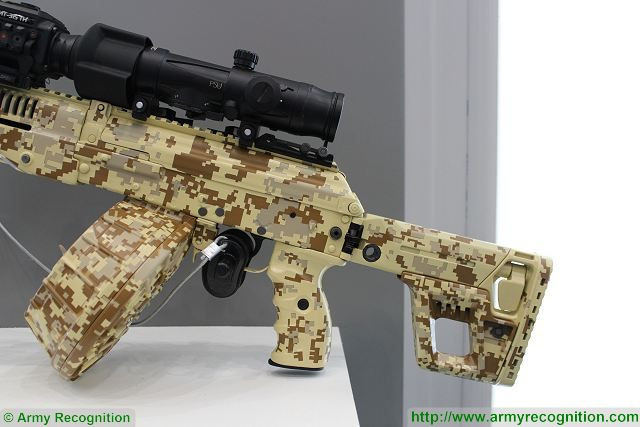 RPK-16 được trang bị tay cầm hiện đại, báng súng có thể kéo ra, gấp lại và hai loại nòng dài 550 mm (21,7 in) (khi nó được sử dụng trong vai trò súng máy hạng nhẹ) và nòng ngắn 370 mm (14,6 in) (khi nó được sử dụng trong vai trò súng trường tấn công). Nguồn ảnh: Army Recognition