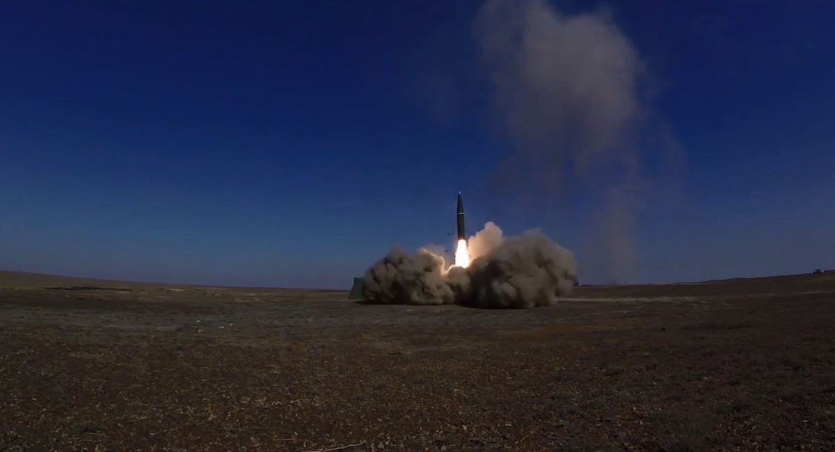 Động cơ rocket nhiên liệu rắn đánh lửa đưa quả đạn rời bệ phóng. Ảnh: BQP Nga