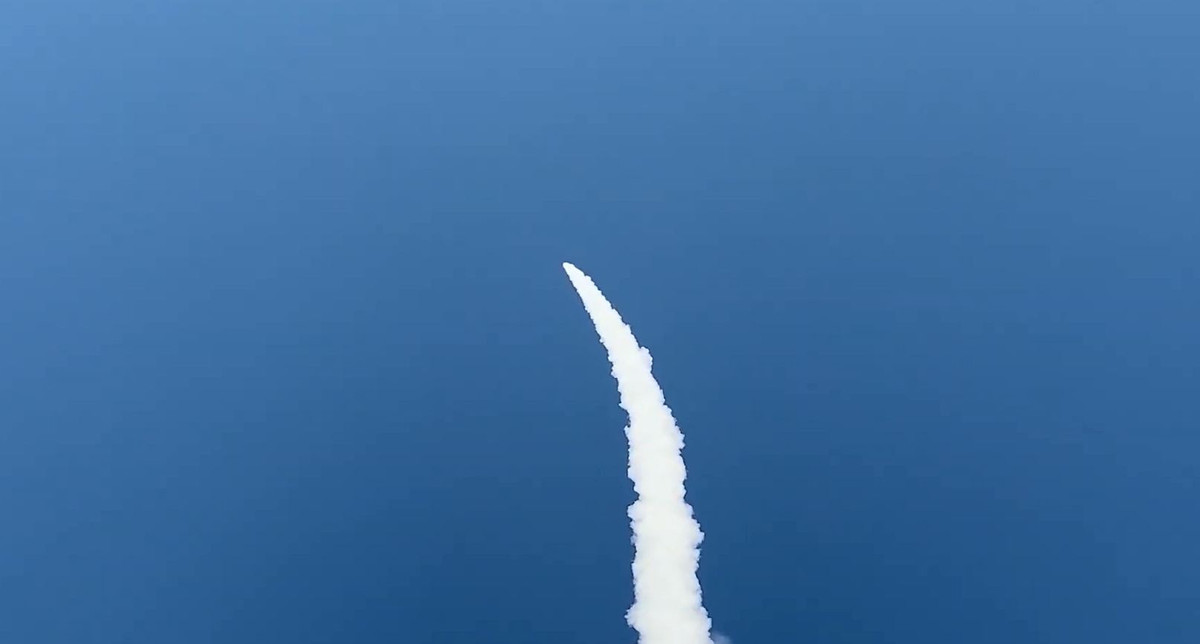 Bắt đầu đổi hướng thực hiện hành trình bay như một viên đạn tới mục tiêu. Ảnh: BQP Nga