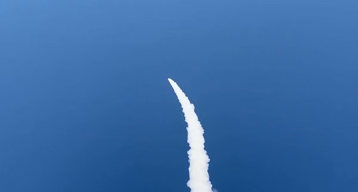 Bắt đầu đổi hướng thực hiện hành trình bay như một viên đạn tới mục tiêu. Ảnh: BQP Nga