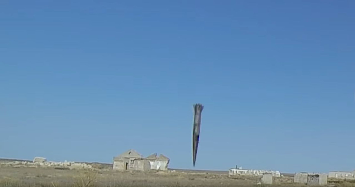 Mãi tới tuần qua, trong khuôn khổ tập trận “Trung tâm-2019” (Centre-2019), Bộ Quốc phòng Nga mới lần đầu tiên công bố khoảnh khắc đạn Iskander-M đánh vào mục tiêu “giả định”. Ảnh: Nguyên quả đạn Iskander-M gần như dựng thẳng đứng chuẩn bị đâm vào mục tiêu. Ảnh: BQP Nga