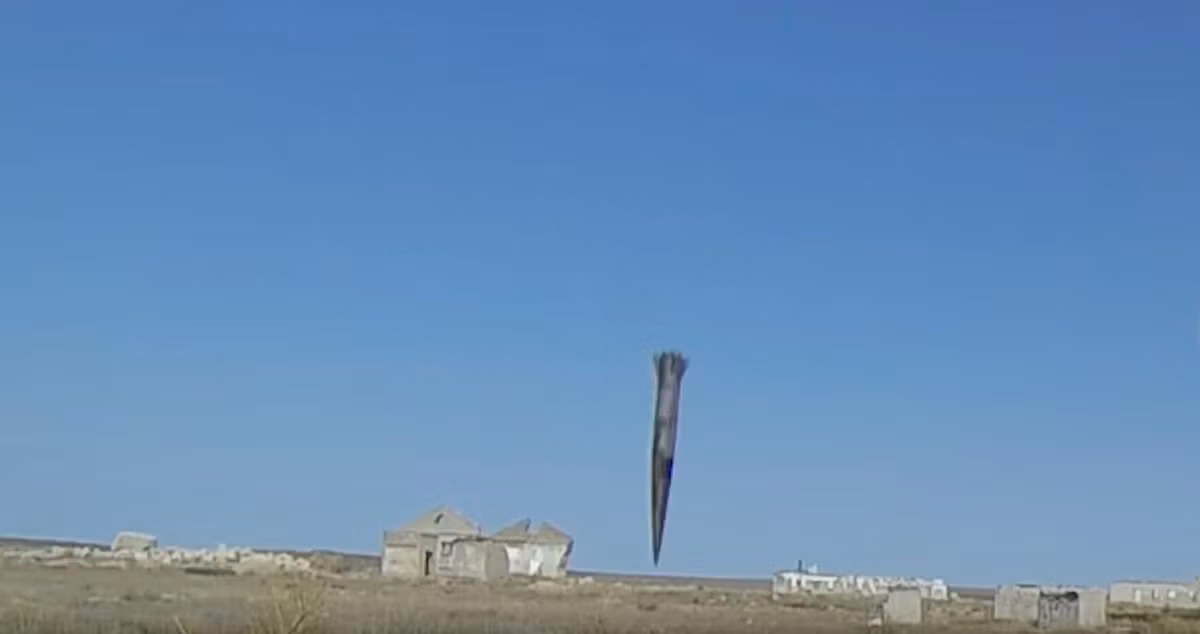 Mãi tới tuần qua, trong khuôn khổ tập trận “Trung tâm-2019” (Centre-2019), Bộ Quốc phòng Nga mới lần đầu tiên công bố khoảnh khắc đạn Iskander-M đánh vào mục tiêu “giả định”. Ảnh: Nguyên quả đạn Iskander-M gần như dựng thẳng đứng chuẩn bị đâm vào mục tiêu. Ảnh: BQP Nga