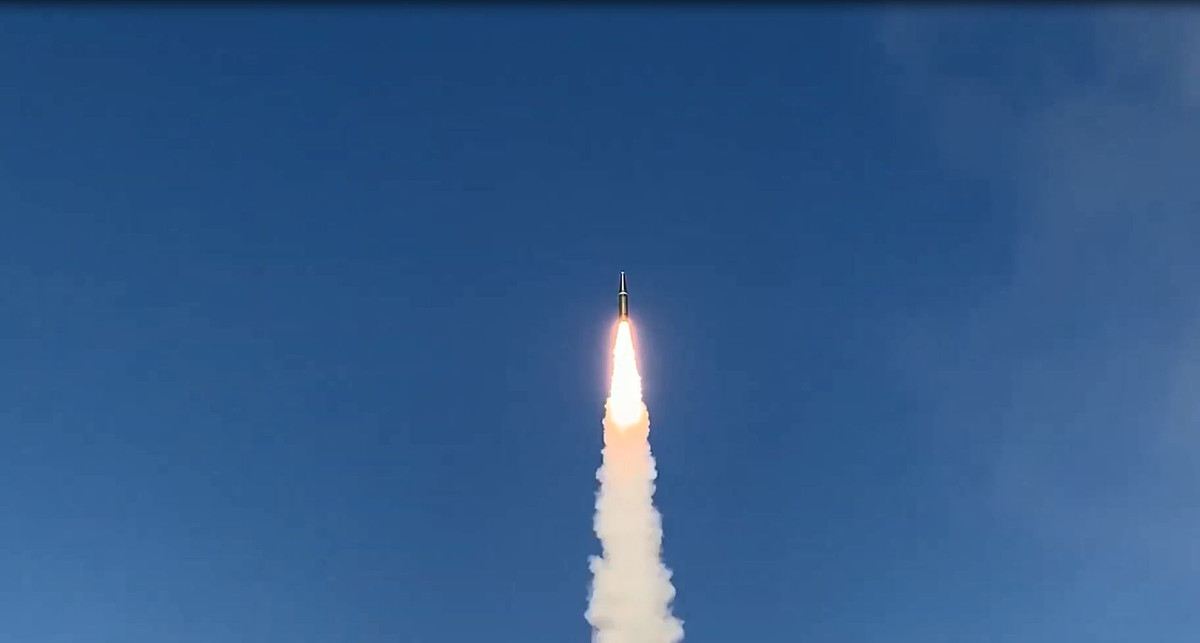 Tên lửa lao thẳng lên bầu trời xanh. Ảnh: BQP Nga