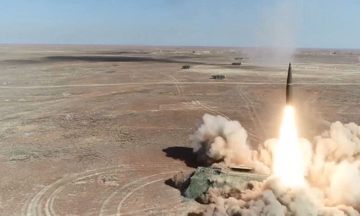 Khác với tên lửa 2-3 tầng động cơ, với tên lửa một động cơ thì trong hành trình bay không tách tầng đạn mà cả quả đạn gồm đầu đạn – động cơ sẽ lao vào mục tiêu. Điều đó tăng đáng kể sức công phá với lượng nhiên liệu còn thừa. Ảnh: BQP Nga