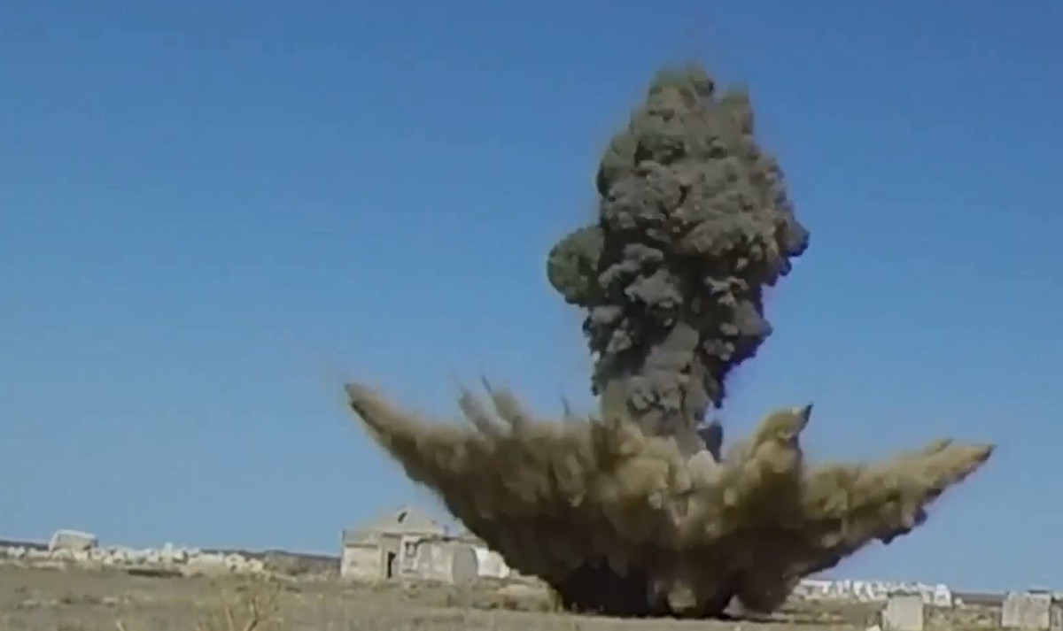 Sức mạnh đầu đạn nặng hơn 500kg tạo ra hố sâu vài mét, đường kính có lẽ hơn 10m, nhưng sóng xung kích mà nó tạo ra là vô cùng khủng khiếp thổi bay phương tiện xung quanh, gây sập công trình kiên cố và sát thương con người… Ảnh: BQP Nga