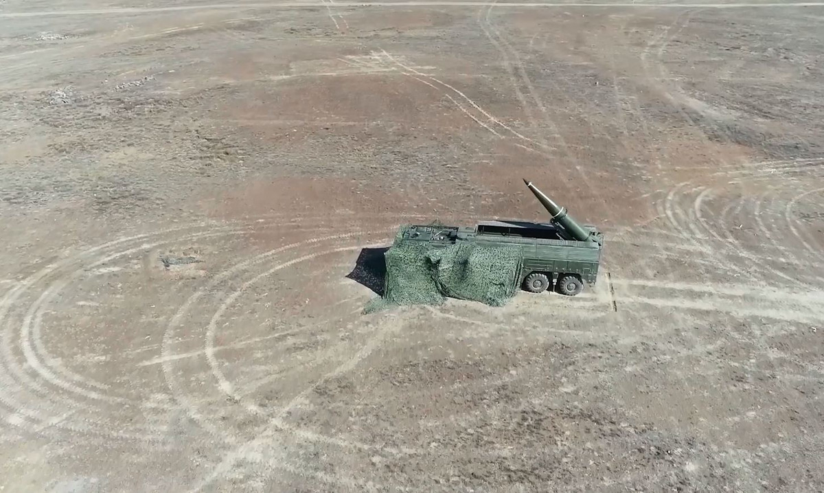 Cận cảnh bệ phóng tự hành 9P78 của tổ hợp Iskander-M trong trạng thái chiến đấu tại tập trận “Trung tâm-2019”. Mỗi bệ phóng mang được 2 quả đạn, khi phóng giá nâng sẽ đưa đạn vào tư thế thẳng đứng. Ảnh: BQP Nga