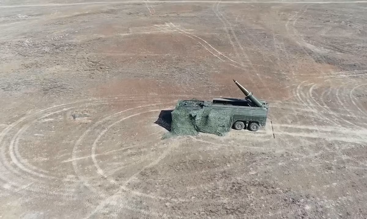 Cận cảnh bệ phóng tự hành 9P78 của tổ hợp Iskander-M trong trạng thái chiến đấu tại tập trận “Trung tâm-2019”. Mỗi bệ phóng mang được 2 quả đạn, khi phóng giá nâng sẽ đưa đạn vào tư thế thẳng đứng. Ảnh: BQP Nga