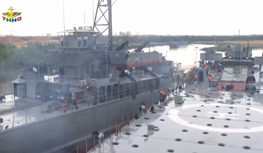 Tàu đổ bộ 501 thuộc lớp tàu LST-542 do Mỹ sản xuất từ trong CTTG thứ 2 trang bị cho Hải quân Mỹ dưới tên gọi USS Maricopa County (938). Năm 1962 nó được chuyển cho VNCH sử dụng với tên gọi Trần Khánh Dư. Sau ngày 30/4, con tàu được đưa vào biên chế Hải quân Nhân dân Việt Nam và hoạt động tích cực cho tới nay. Nguồn ảnh: Truyền hình Hải quân