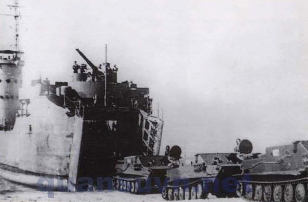 Trước năm 1988, chúng ta còn một tàu cùng kích cỡ 501 là tàu HQ-505. Trong ảnh, xe thiết giáp BTR-50 đổ bộ từ tàu 505 trong chiến dịch giải phóng Campuchia khỏi họa diệt chủng. Nguồn ảnh: Tư liệu