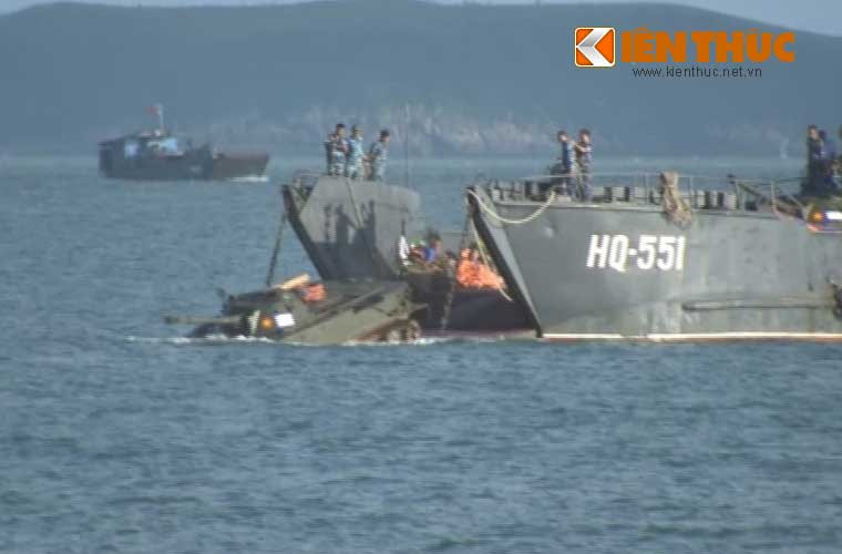 Trong ảnh xe tăng PT-76B đổ bộ từ tàu LCU HQ-551 trong cuộc diễn tập đổ bộ đường biển của Lữ đoàn Hải quân Đánh bộ 147 phối hợp với Lữ đoàn vận tải 125.