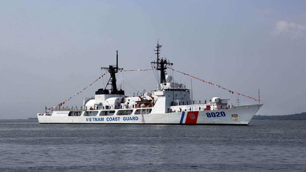 Ngoài Hải quân, hiện Cảnh sát biển Việt Nam bước đầu được trang bị một số tàu tuần tra lớn do Mỹ sản xuất. Điển hình là tàu CSB-8020 vốn là tàu tuần duyên lớp Hamilton có lượng giãn nước đến hơn 3.000 tấn mới được chuyển giao cách đây ít lâu. dvidshub.net