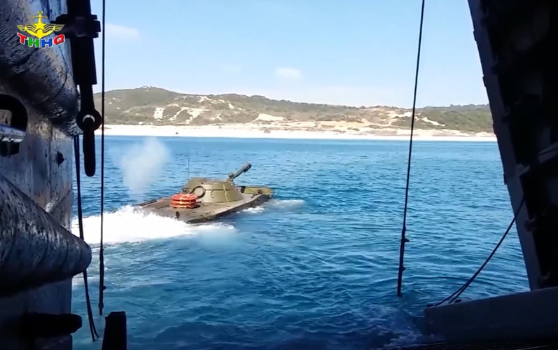 Tàu đổ bộ 501 có lượng giãn nước tiêu chuẩn 1.625 tấn, toàn tải tới 4.080 tấn, dài hơn 100m, có thể chở được 2 tàu đổ bộ nhỏ hoặc 10-15 xe tăng hạng nhẹ PT-76, xe thiết giáp BTR-60PB và còn chưa kể khoảng 100 lính thủy đánh bộ. Trong ảnh, xe tăng PT-76B của HQND Việt Nam đổ bộ từ tàu 501. Nguồn ảnh: Truyền hình Hải quân