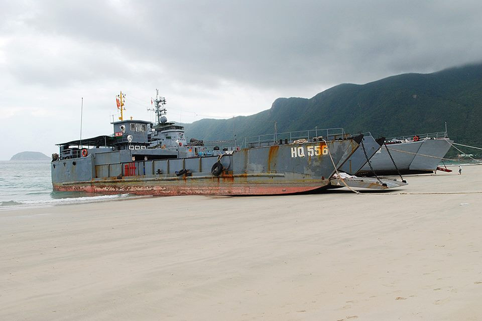 Ngoài tàu 501, Hải quân Nhân dân Việt Nam hiện còn trong trang bị một số tàu đổ bộ nhỏ LCU-1466 do Mỹ sản xuất. Theo một số nguồn tài liệu, ước lượng chúng ta có chừng 8 chiếc. Nguồn ảnh: Tư liệu