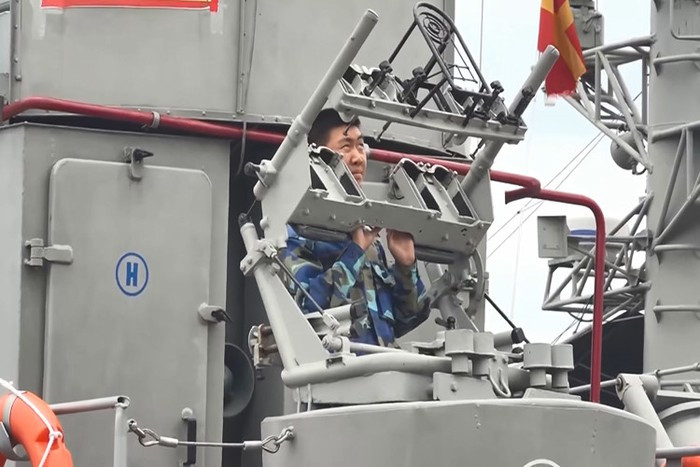 Ngoài ra, trên tàu Osa còn có giá phóng lắp các tên lửa phòng không tầm thấp A72 hoặc A89. Ảnh: Báo Hải quân