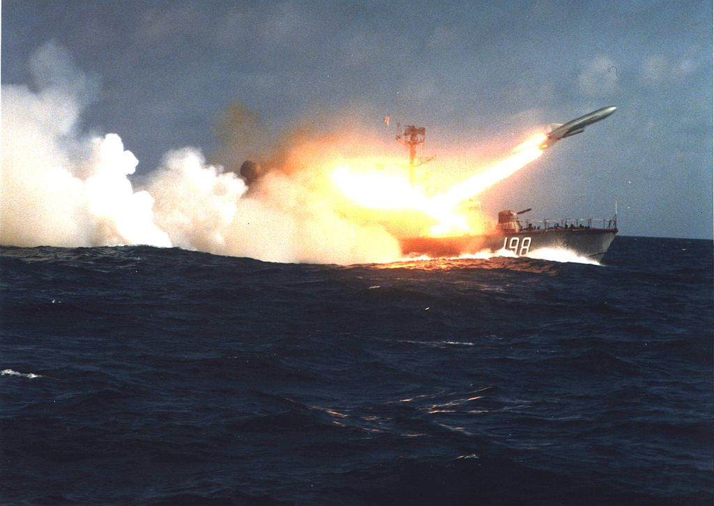 Câu hỏi đặt ra là liệu tàu Osa có còn khả năng nâng cấp thay thế bằng các loại hỏa lực hiện đại hơn? Điều này nhằm giúp cho con tàu có thể thích ứng với chiến tranh hiện đại, vẫn đảm bảo khả năng tiêu diệt mục tiêu được bảo vệ bởi các hệ thống phòng thủ hiện đại gồm tên lửa hải đối không, pháo cao tốc CIWS. Ảnh: Báo Hải quân