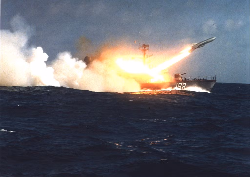 Câu hỏi đặt ra là liệu tàu Osa có còn khả năng nâng cấp thay thế bằng các loại hỏa lực hiện đại hơn? Điều này nhằm giúp cho con tàu có thể thích ứng với chiến tranh hiện đại, vẫn đảm bảo khả năng tiêu diệt mục tiêu được bảo vệ bởi các hệ thống phòng thủ hiện đại gồm tên lửa hải đối không, pháo cao tốc CIWS. Ảnh: Báo Hải quân