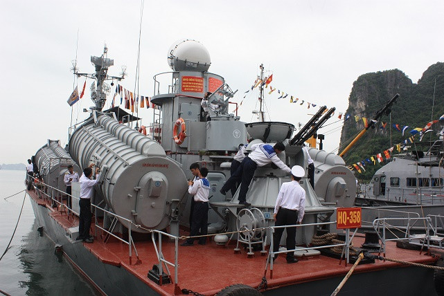 Trở lại với tàu tên lửa Osa, phương án nâng cấp có thể là loại bỏ toàn bộ 4 bệ phóng đồ sộ chứa các tên lửa P-15U Termit để thay bằng 2 bệ KT-184 với đạn tên lửa Uran. Xét trên lý thuyết, 4 quả tên lửa P-15U có tổng trọng lượng lên tới 10 tấn, trong khi với 8 tên lửa Uran chỉ rơi vào 4-5 tấn (tổng trọng lượng mỗi đạn chỉ hơn 500kg). Như vậy, việc tích hợp Uran là hoàn toàn có thể. Ảnh: Báo Hải quân