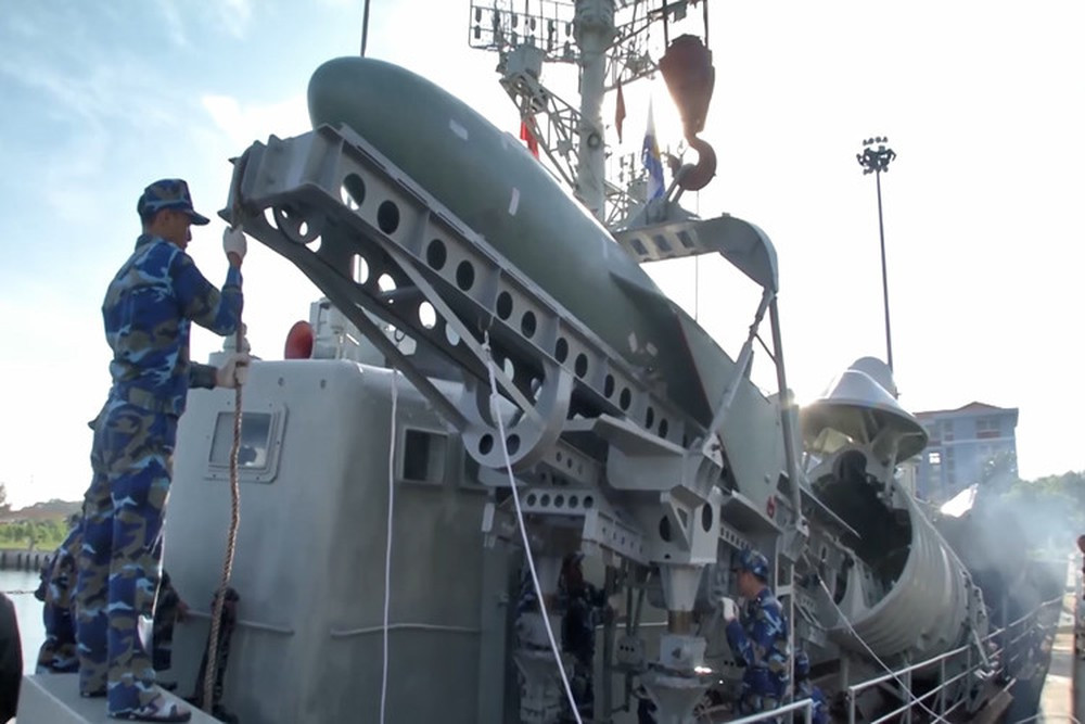 Nhìn chung, thời điểm những năm 1960-1970, P-15U Termit được coi là một trong những vũ khí đặc biệt nguy hiểm. Thế nhưng, ngày nay P-15U bị coi là lỗi thời lạc hậu, kích cỡ đạn khá lớn nặng tới 2,5 tấn, diện tích phản xạ radar cao khiến nó dễ bị phát hiện, tốc độ bay chậm khiến dễ bị đánh chặn bởi các hệ thống phòng thủ tiên tiến. Ảnh: Báo Hải quân