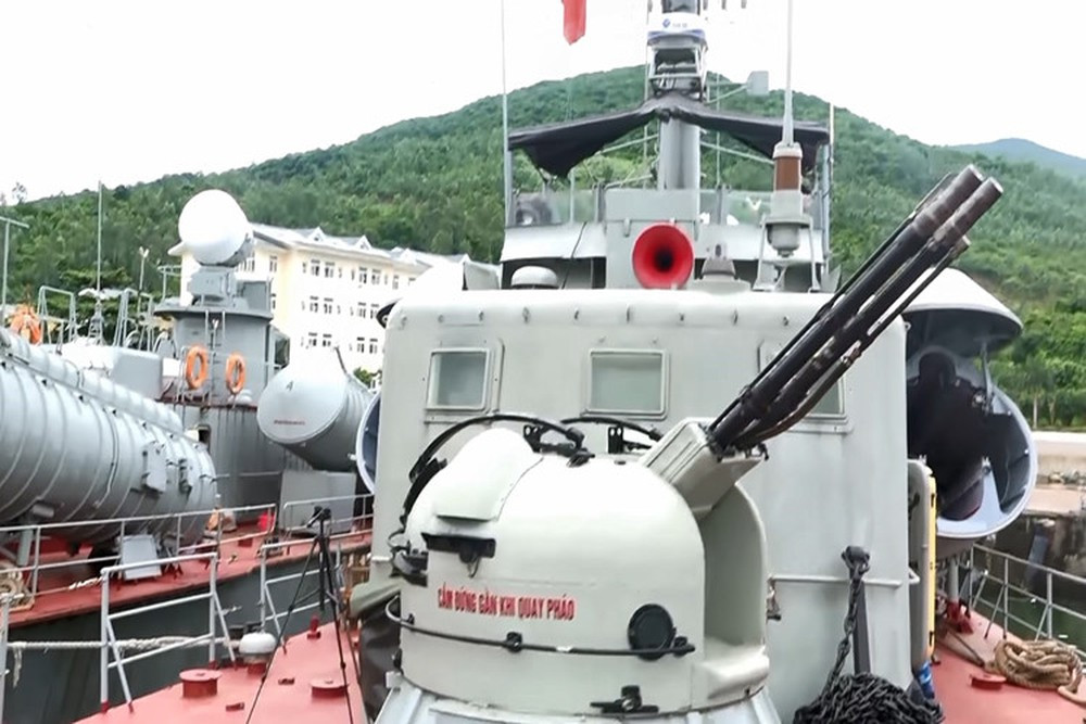 Hệ thống hỏa lực phụ bao gồm hai tháp pháo AK-230 CIWS hoàn toàn có thể giữ nguyên, thậm chí nếu có thể thực hiện việc nâng cấp thay thế bằng pháo AK-630 CIWS mạnh và hiện đại hơn. Ảnh: Báo Hải quân