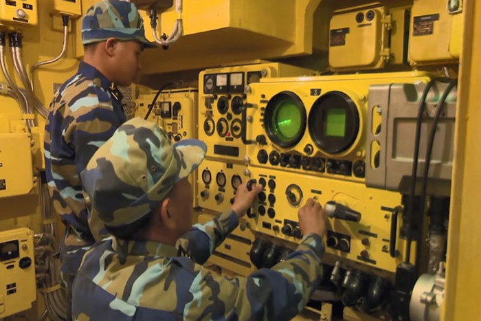 Tất nhiên, ngoài bệ phóng tên lửa, sẽ phải thay thế cả hệ thống điều khiển hỏa lực bao gồm radar dẫn bắn và các khí tài điện tử bên trong cabin điều khiển. Đó là công việc vô cùng phức tạp, nhưng với sự tiến bộ của kỹ thuật – quân sự Việt Nam trong nhiều năm trở lại đây (đóng tàu tên lửa, phát triển tên lửa KCT-15), điều này là có cơ sở để thực hiện. Ảnh: Báo Hải quân