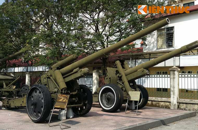 Trong ảnh là hai khẩu pháo cỡ nòng lớn nhất được Liên Xô sử dụng trong CTTG 2 và cung cấp cho Việt Nam trong giai đoạn kháng chiến chống Mỹ, gồm: A19 122mm (trái) và ML-20 152mm (phải).