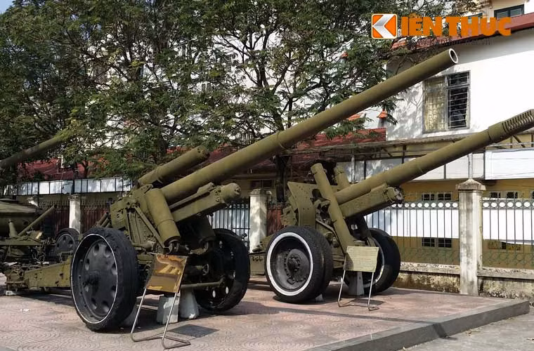 Trong ảnh là hai khẩu pháo cỡ nòng lớn nhất được Liên Xô sử dụng trong CTTG 2 và cung cấp cho Việt Nam trong giai đoạn kháng chiến chống Mỹ, gồm: A19 122mm (trái) và ML-20 152mm (phải).