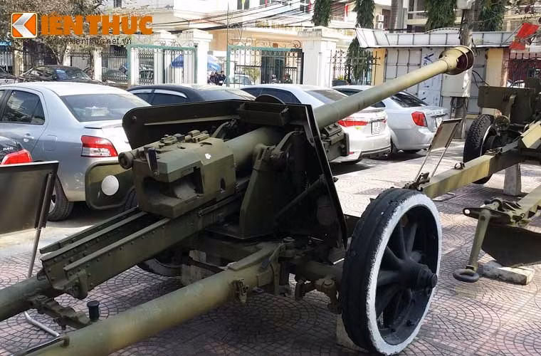 Khoảng 23.000 khẩu Pak 40 được Đức sản xuất từ 1942-1945. Khẩu này đạt tầm bắn trực tiếp 1,8km (chống tăng) và gián tiếp 7,6km, tốc độ bắn 14 phát/phút.