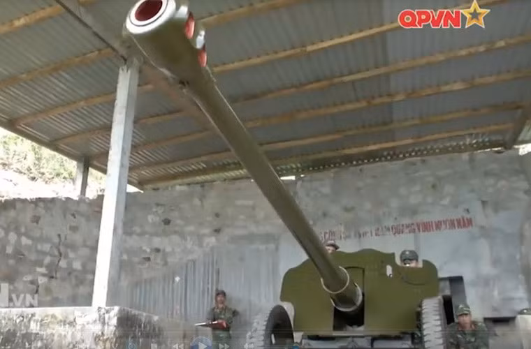 Trong ảnh các chiến sĩ QĐND Việt Nam đang huấn luyện sử dụng khẩu pháo D-44 85mm được Liên Xô thiết kế năm 1943 thay thế cho khẩu ZiS-3. Loại pháo này cũng tới Việt Nam cùng giai đoạn với ZiS-3 và được ta sử dụng khá thành công trong các cuộc kháng chiến. Nguồn ảnh: QPVN