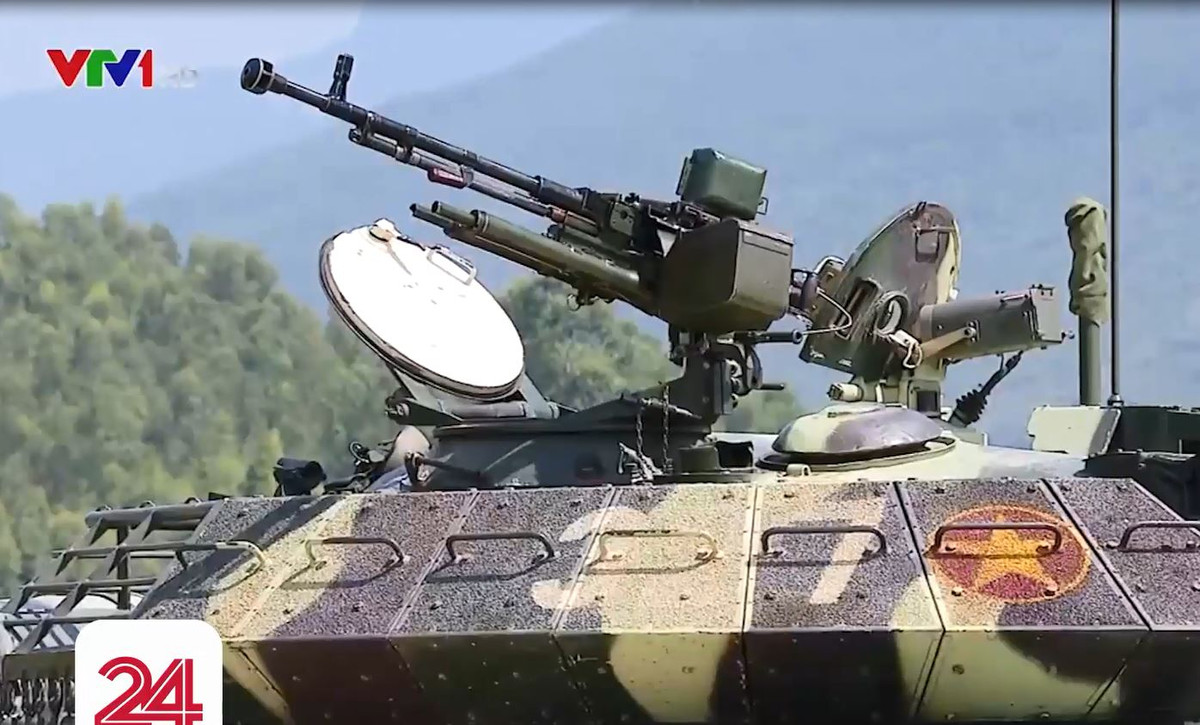 Một vấn đề nữa nếu có thể nên cải tiến trên T-54M đó là việc tích hợp giá điều khiển vũ khí tự động súng máy phòng không 12,7mm ở vị trí trưởng xe trên nóc tháp pháo. Thực tế, từ lâu người ta cho rằng việc xạ thủ leo ra ngoài khai hỏa dễ bị mảnh bom đạn sát thương gây nguy hiểm. Ảnh: VTV1