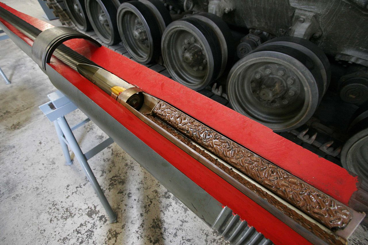 Đây là thiết kế pháo có khương tuyến rất thành công của vương quốc Anh, sau được nhân rộng ra cho các nước đồng minh gồm cả Mỹ và Israel. Tính toán lý thuyết, pháo có tốc độ bắn 10 phát/phút (tùy vào tính năng xe), tầm bắn tối đa 4.000m. Ảnh: Wikipedia