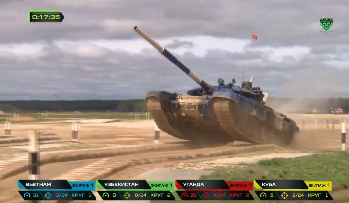 Theo báo Quân đội Nhân dân, với thành tích 2 giờ 25 phút 03 giây, đội tuyển xe tăng Việt Nam đã xuất sắc giành vị trí thứ nhì - huy chương bạc trong trận chung kết Bảng 2 cuộc thi "xe tăng hành tiến bắn mục tiêu" - Hội thao quân sự quốc tế Army Games diễn ra tại Nga. Đứng vị trí thứ nhất là Uzebekistan với 2 giờ 01 phút 56 giây, thứ ba là Cuba với 2 giờ 29 phút 43 giây. Nguồn ảnh: Tzvezda