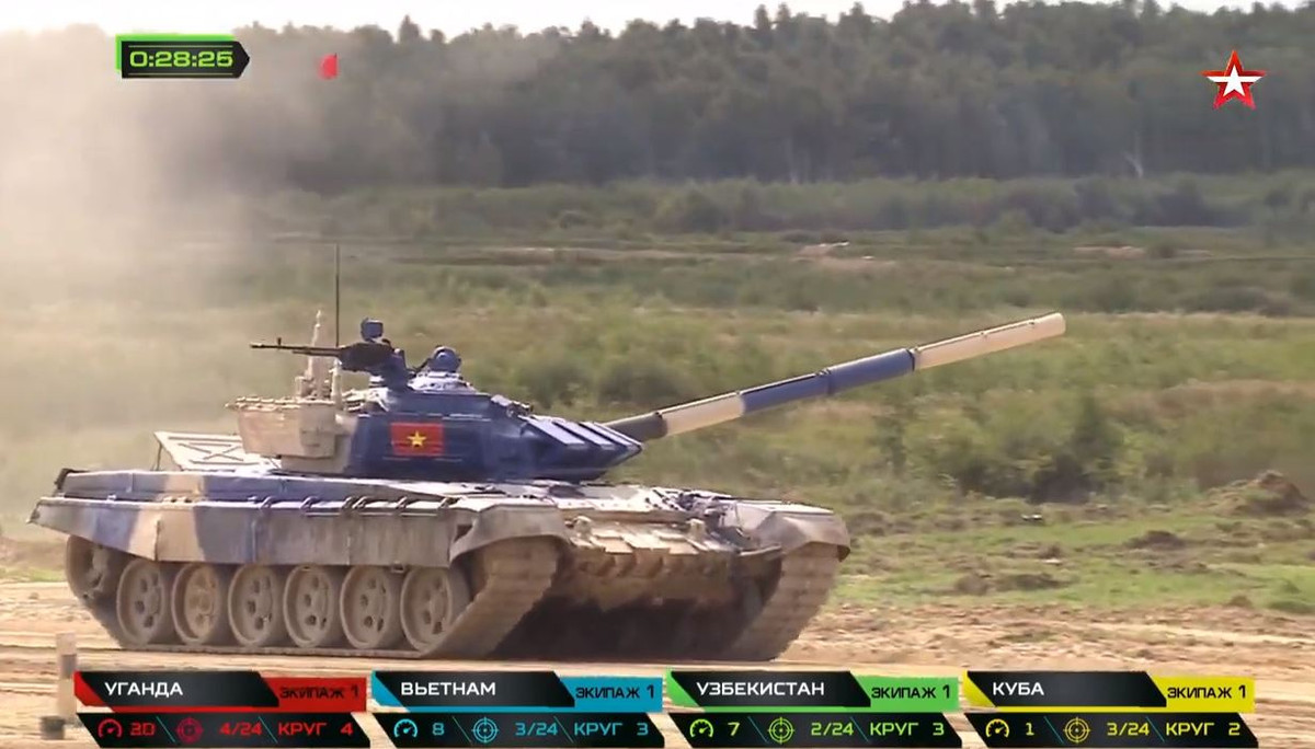Dẫu vậy, trong trận chung kết vào ngày hôm qua, vẫn có đôi chút đáng tiếc ở 3 bài bắn pháo 3 kíp lái. Chúng ta bắn trượt toàn bộ các phát đạn pháo 125mm vào 9 bia “xe tăng” cự ly 1.600-1.800m. Dù trước đó ở vòng loại, chúng ta bắn khá tốt các bia này, thậm chí bắn được bia có độ khó cao, cự ly xa. Tuy vậy, theo ban huấn luyện đội tuyển, đây không hẳn là lỗi của kíp lái. Nguồn ảnh: Tzvezda