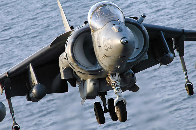 Tuy nhiên, đánh đổi tính nay triển khai độc đáo này, AV-8B Harrier II "buộc phải hi sinh" nhiều thứ như tốc độ tối đa chỉ đạt cận âm 1.083km/h, bán kính chiến đấu cũng ngắn chỉ 556km, tốc độ leo cao rất kém 75m/s. Nguồn ảnh: Wikipedia