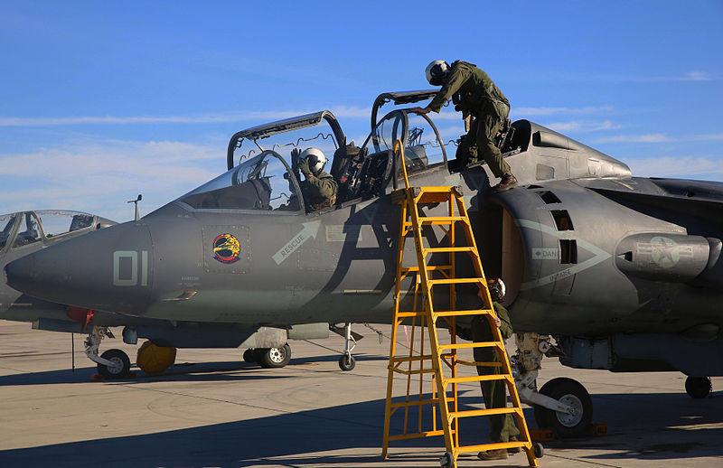 T/AV-8B Harrier II là phiên bản huấn luyện hai chỗ ngồi của dòng máy bay chiến đấu trên hạm chủ lực AV-8B Harrier II chuyên phục vụ trên các tàu đổ bộ có boong phóng lớn (LPD). Động thái này xem ra, Hải quân Mỹ tiếp tục đào tạo phi công, duy trì sức chiến đấu của các đơn vị AV-8B trước viễn cảnh còn khá lâu để F-35B đạt được sự ổn đỉnh cần thiết. Nguồn ảnh: Wikipedia