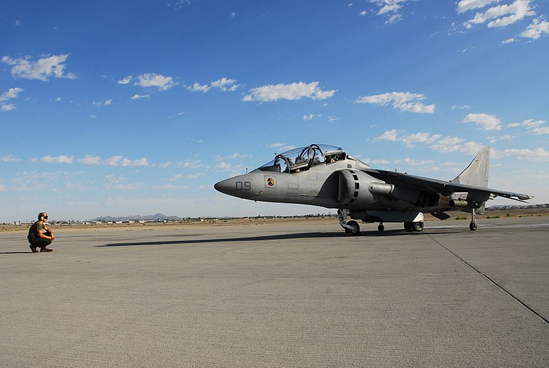 Trong đó, hợp đồng cung cập dịch vụ hầu cần kỹ thuật trị giá 71,3 triệu USD, hợp đồng còn lại nâng cấp T/AV-8B Harrier trị giá 16 triệu USD sẽ tích hợp hệ thống điện tử - vũ khí mới và giảm thiểu lỗi hệ thống chung dự kiến hoàn thành tháng 3/2024. Nguồn ảnh: Wikipedia