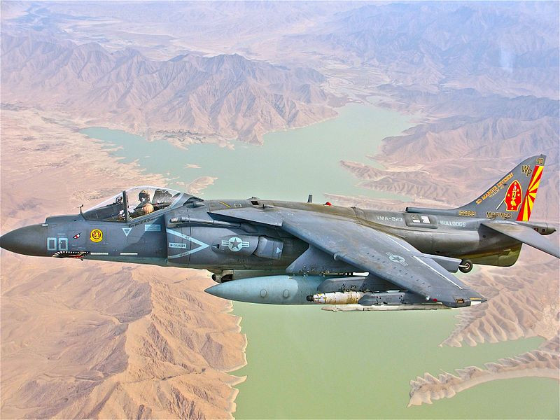Bay lượn kém cho nên AV-8B chỉ đóng vai trò như máy bay cường kích, tấn công mặt đất. Nó có 6 điểm treo cho phép mang tối đa 4,2 tấn vũ khí bao gồm tên lửa không đối không, tên lửa không đối đất và một số loại bom. Nguồn ảnh: Wikipedia