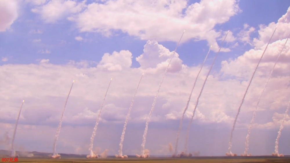 Cảnh tượng khiến giới quân sự châu Á chắc hẳn rất “căng thẳng” khi 10 quả tên lửa phóng lên để lại vệt khói dài. Nguồn ảnh: 007