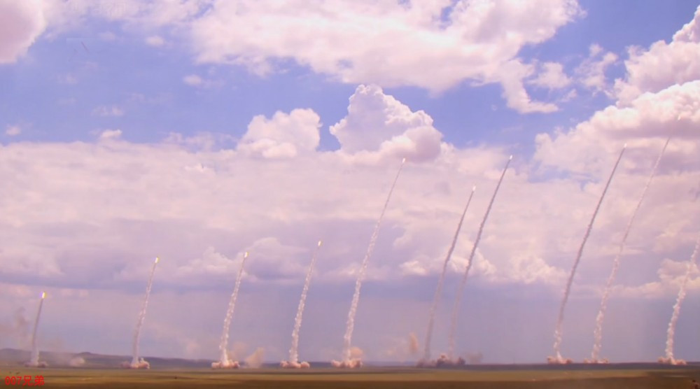 Cuộc tập trận với DF-16 được thực hiện ở thao trường rộng lớn, nơi mà Trung Quốc có thể bắn ồ ạt 10 quả cùng lúc. Nguồn ảnh: 007