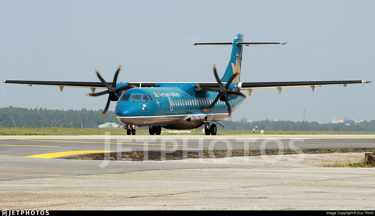 Nguyên bản ATR-72 là dòng máy bay chở khách thương mại tầm ngắn do liên doanh ATR của Pháp - Italy hợp tác thiết kế, sản xuất từ năm 1989 tới nay với số lượng ước đạt 1.000 chiếc, đơn giá khoảng 26 triệu USD/chiếc. Hiện ở Việt Nam, hãng hàng không quốc gia Vietnam Airliners là đơn vị chính sử dụng loại máy bay này cho các chuyến bay chặng ngắn hoặc tới sân bay nhỏ. Nguồn ảnh: Jetphotos
