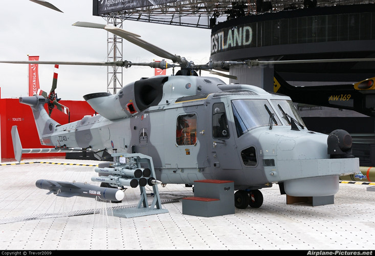 Theo nhà sản xuất, AW159 có thể mang tới 4 quả tên lửa hành trình Sea Venom có tầm bắn 20km, đánh chìm được các tàu chiến cỡ 50-1.000 tấn bằng đầu đạn 30kg. Thậm chí, khi cần, Sea Venom có thể được sử dụng như tên lửa không đối đất với độ chính xác cao. Nguồn ảnh: Airliners.net