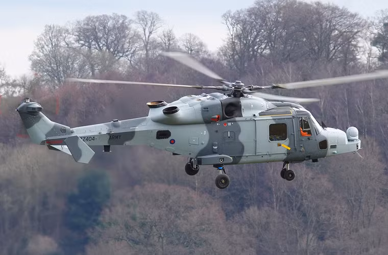 AW159 được trang bị hai động cơ tuốc bin trục LHTEC CTS800-4N (công suất 1.361 mã lực/chiếc) cùng cánh quạt chính bốn lá đường kính 12,8m cho tốc độ bay tối đa 291km/h, tầm bay 777km, thời gian hoạt động trên không tối đa 4 tiếng 30 phút với thùng nhiên liệu phụ. Nguồn ảnh: Airliners.net