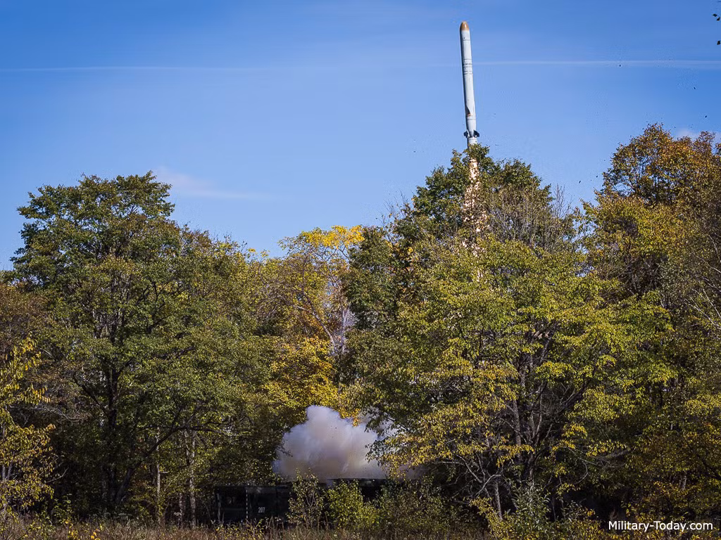 Theo Lenta, 9M729 đạt tầm bắn 480-5.470km, dẫu vậy nguồn từ Lực lượng Vũ trang Nga khẳng định là nó chỉ có tầm bắn duy nhất 480km - nghĩa là không vi phạm Hiệp ước INF. Đây chính là mấu chốt để Nga phản pháo cáo buộc và đề xuất của NATO. Nguồn ảnh: Military-Today