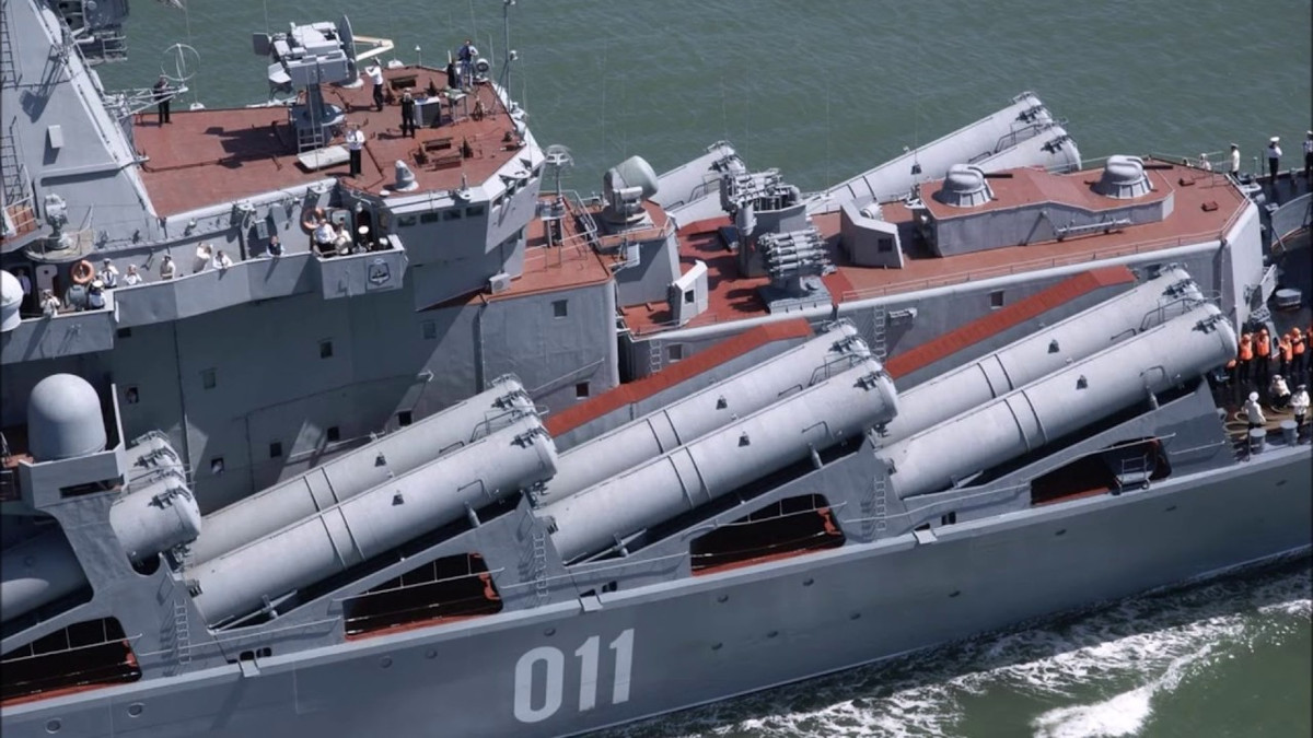 Nỗi sợ hãi dĩ nhiên tới từ hệ thống vũ khí khổng lồ, cực mạnh trang bị trên tuần dương hạm thuộc đề án 1164 Atlant có lượng giãn nước hơn 12.000 tấn, dài 186,4m. Nguồn ảnh: Wikipedia